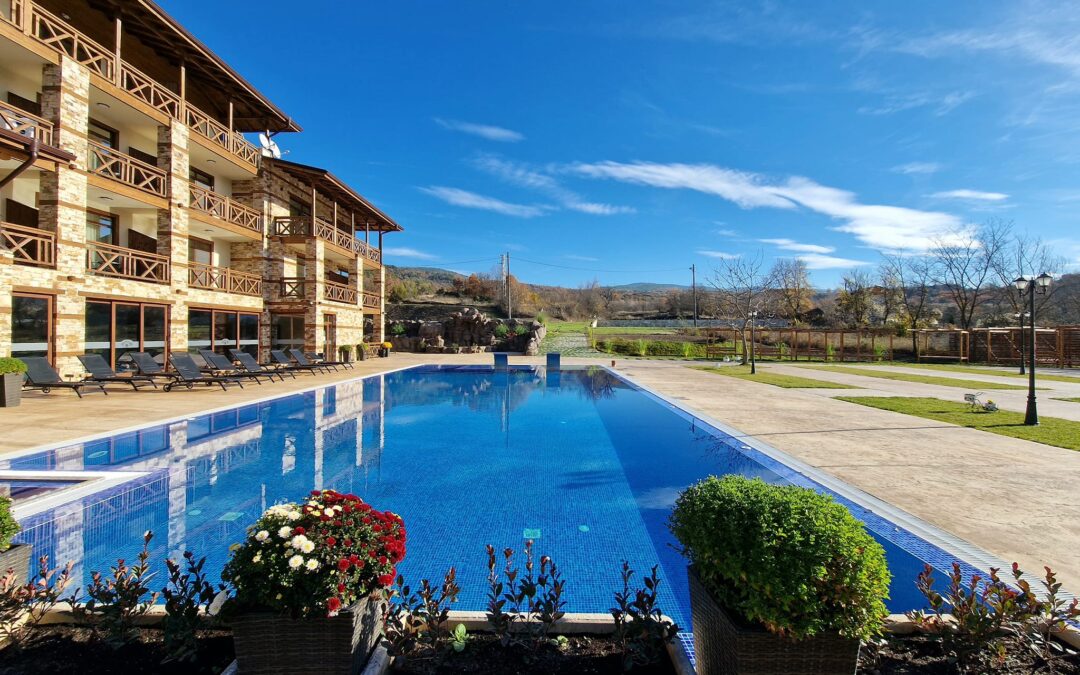 Хотел „Свети Георги“, Балдево. Изграждане на басейн, декорация с изкуствени скали, щампован бетон, облицовка на СПА център – проект от Рим Рок България 2023