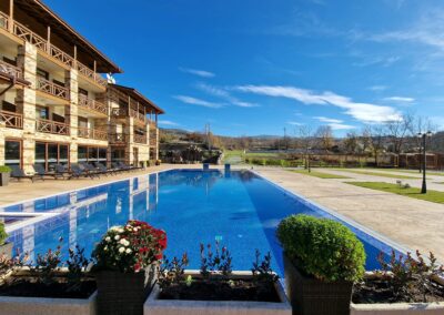 Облицовка на външен басейн